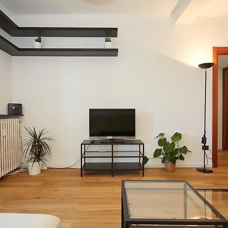 Family Friendly & Spacious W Balcony Metro מילאנו