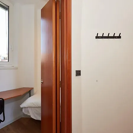 Family Friendly & Spacious W Balcony Metro דירה *